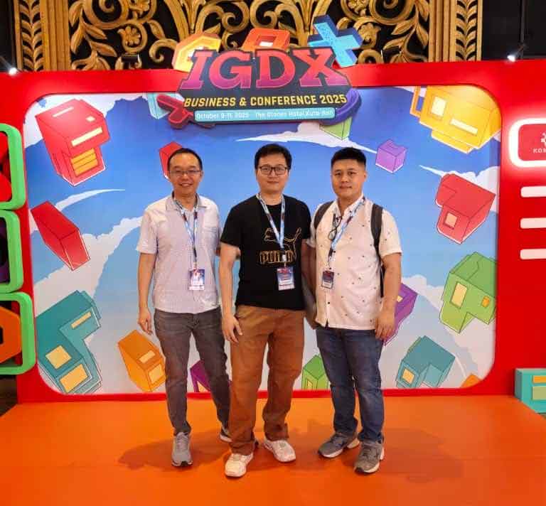 Yoseph (tengah) bersama Ko Sanjaya dan Ko Yonas